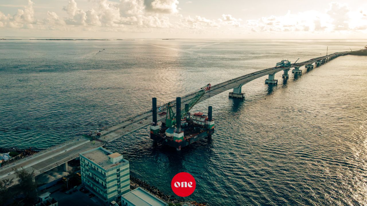 ވަން ފޮޓޯ: ތިލަމާލެ ބުރިޖު މަޝްރޫއުގެ ދަށުން މާލެ އާއި ވިލިމާލެ ގުޅުވާލައި ފިނިޝިން މަސައްކަތްތައް ކުރިއަށްދަނީ