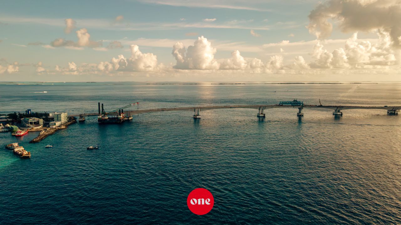 ވަން ފޮޓޯ: ތިލަމާލެ ބުރިޖު މަޝްރޫއުގެ ދަށުން މާލެ އާއި ވިލިމާލެ ގުޅުވާލައި ފިނިޝިން މަސައްކަތްތައް ކުރިއަށްދަނީ