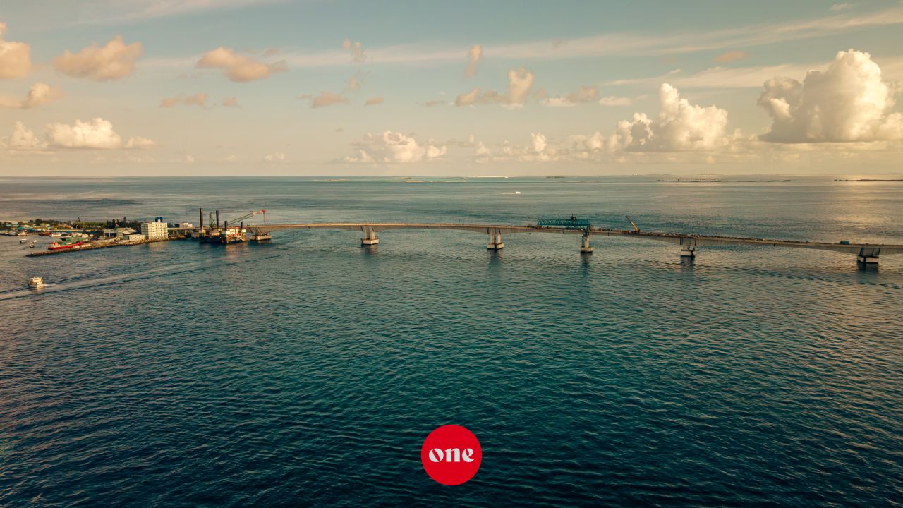 ވަން ފޮޓޯ: ތިލަމާލެ ބުރިޖު މަޝްރޫއުގެ ދަށުން މާލެ އާއި ވިލިމާލެ ގުޅުވާލައި ފިނިޝިން މަސައްކަތްތައް ކުރިއަށްދަނީ