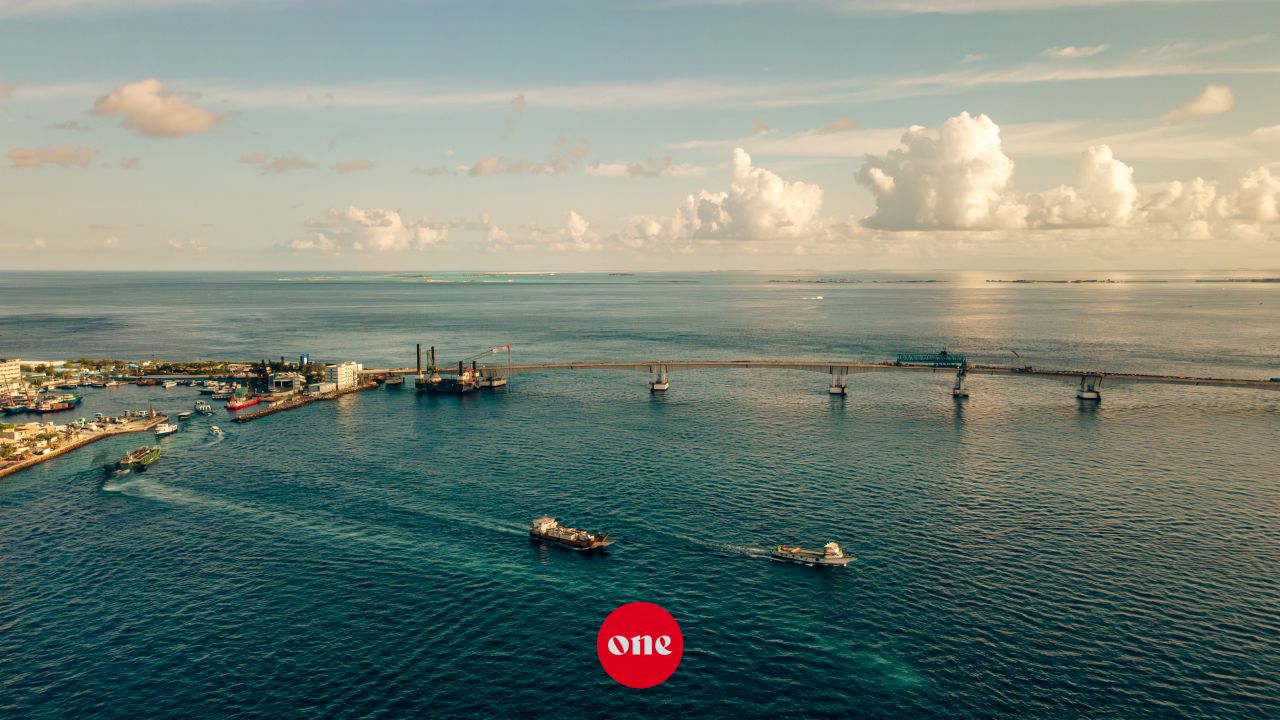 ވަން ފޮޓޯ: ތިލަމާލެ ބުރިޖު މަޝްރޫއުގެ ދަށުން މާލެ އާއި ވިލިމާލެ ގުޅުވާލައި ފިނިޝިން މަސައްކަތްތައް ކުރިއަށްދަނީ