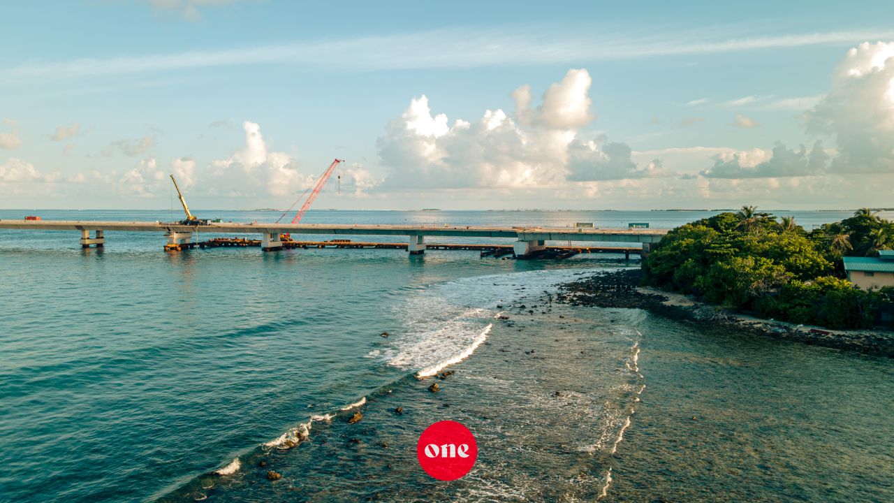 ވަން ފޮޓޯ: ތިލަމާލެ ބުރިޖު މަޝްރޫއުގެ ދަށުން މާލެ އާއި ވިލިމާލެ ގުޅުވާލައި ފިނިޝިން މަސައްކަތްތައް ކުރިއަށްދަނީ
