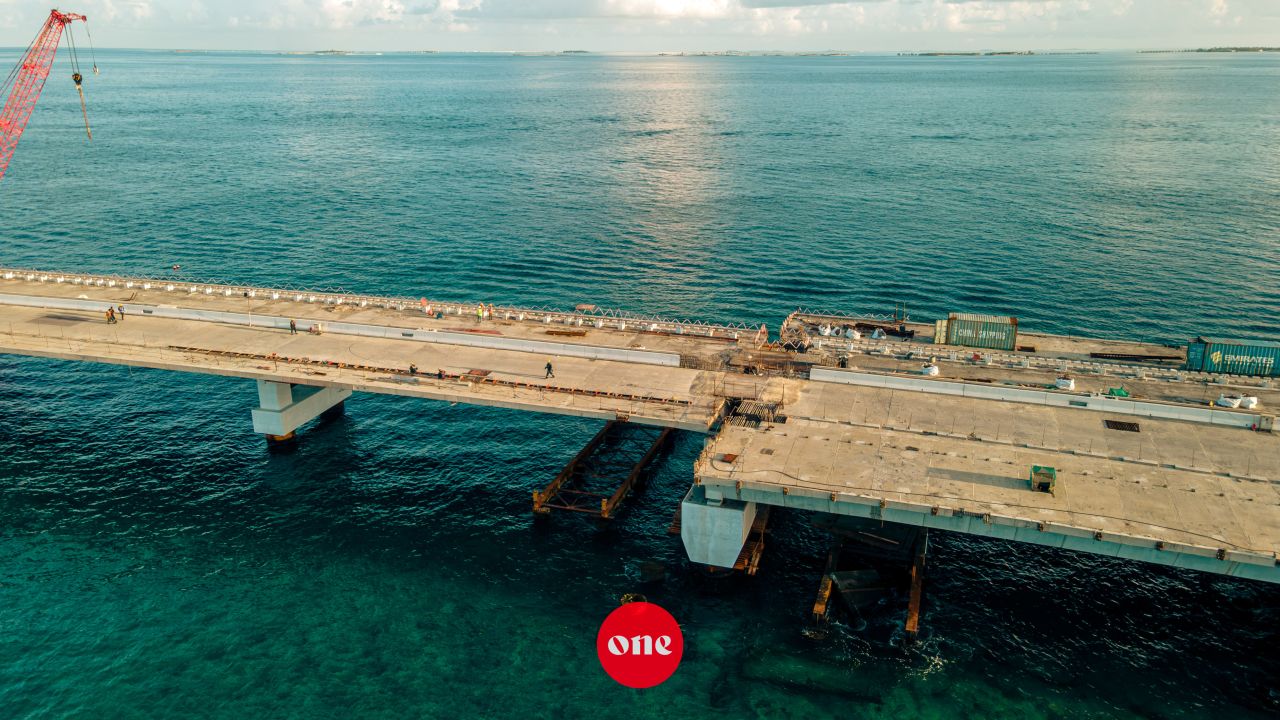 ވަން ފޮޓޯ: ތިލަމާލެ ބުރިޖު މަޝްރޫއުގެ ދަށުން މާލެ އާއި ވިލިމާލެ ގުޅުވާލައި ފިނިޝިން މަސައްކަތްތައް ކުރިއަށްދަނީ