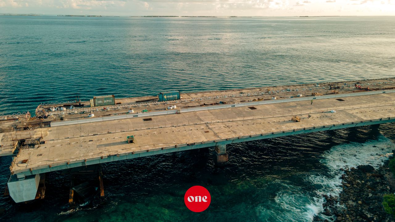 ވަން ފޮޓޯ: ތިލަމާލެ ބުރިޖު މަޝްރޫއުގެ ދަށުން މާލެ އާއި ވިލިމާލެ ގުޅުވާލައި ފިނިޝިން މަސައްކަތްތައް ކުރިއަށްދަނީ
