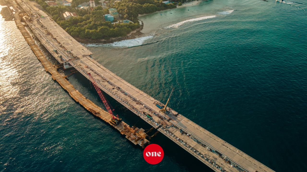 ވަން ފޮޓޯ: ތިލަމާލެ ބުރިޖު މަޝްރޫއުގެ ދަށުން މާލެ އާއި ވިލިމާލެ ގުޅުވާލައި ފިނިޝިން މަސައްކަތްތައް ކުރިއަށްދަނީ