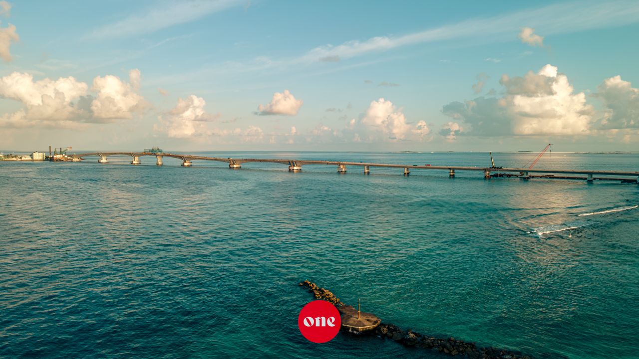 ވަން ފޮޓޯ: ތިލަމާލެ ބުރިޖު މަޝްރޫއުގެ ދަށުން މާލެ އާއި ވިލިމާލެ ގުޅުވާލައި ފިނިޝިން މަސައްކަތްތައް ކުރިއަށްދަނީ