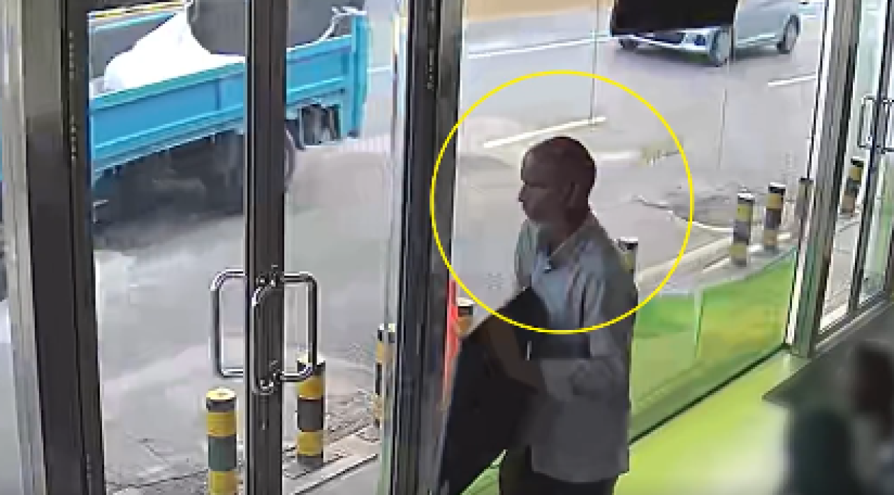 Bus stop gai huri TV eh vagah negi meehaku hoadhanee