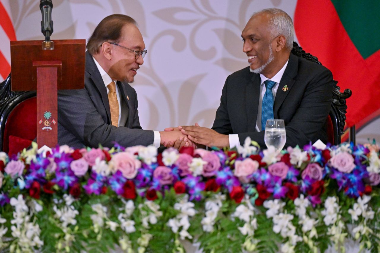 ފޮޓޯ: ރައީސްގެ ދެކަނބަލުން ދެއްވި ރަސްމީ ޖާފަތުގައި މެލޭޝިއާގެ ބޮޑުވަޒީރު ބައިވެރިވެވަޑައިގަތުން