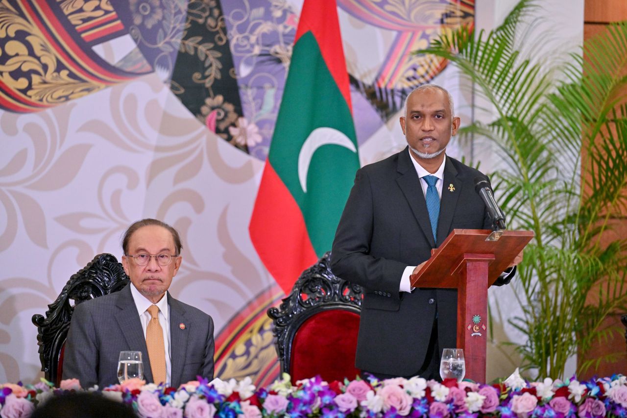 ފޮޓޯ: ރައީސްގެ ދެކަނބަލުން ދެއްވި ރަސްމީ ޖާފަތުގައި މެލޭޝިއާގެ ބޮޑުވަޒީރު ބައިވެރިވެވަޑައިގަތުން