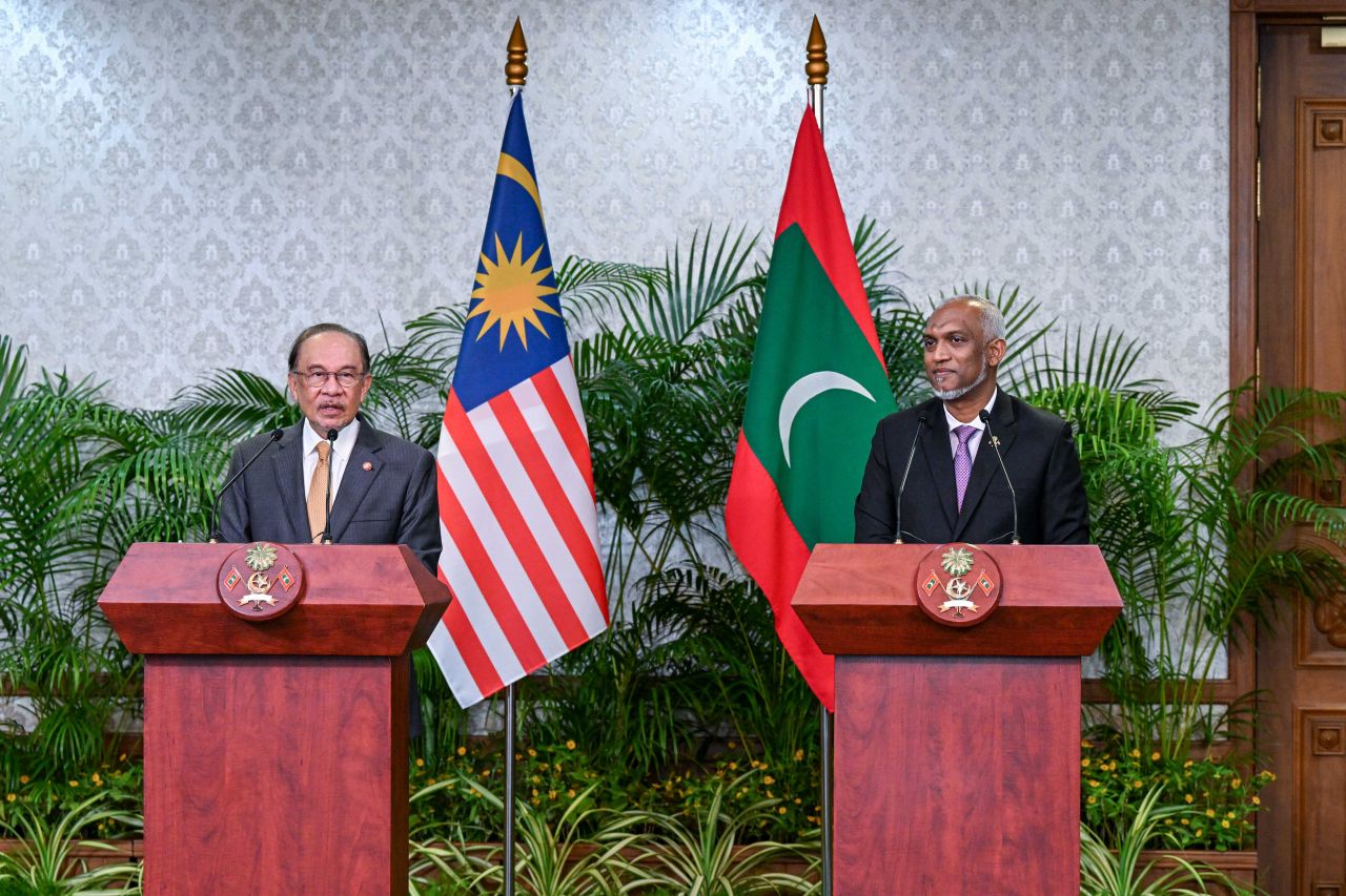 ފޮޓޯ: ރައީސް މުއިއްޒާއި ބޮޑުވަޒީރު އަންވަރުގެ ރަސްމީ ބައްދަލުކުރެއްވުން