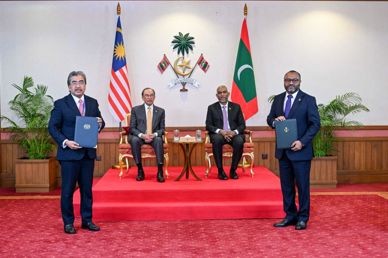 ފޮޓޯ: ރައީސް މުއިއްޒާއި ބޮޑުވަޒީރު އަންވަރުގެ ރަސްމީ ބައްދަލުކުރެއްވުން