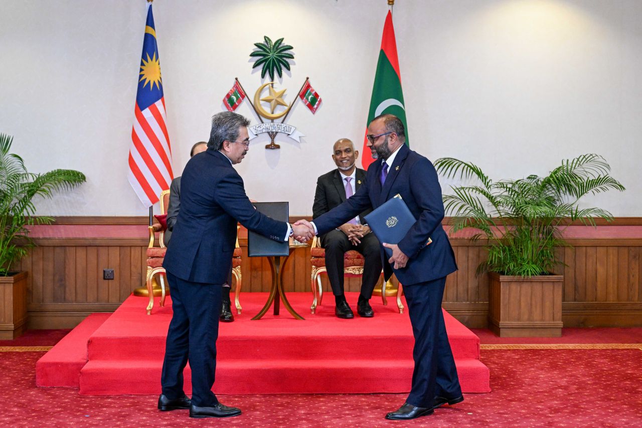 ފޮޓޯ: ރައީސް މުއިއްޒާއި ބޮޑުވަޒީރު އަންވަރުގެ ރަސްމީ ބައްދަލުކުރެއްވުން