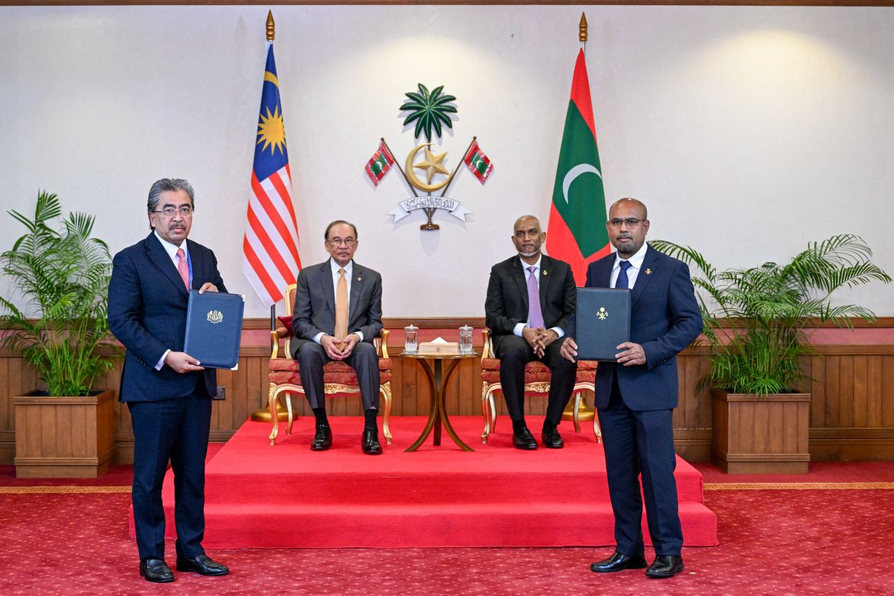 ފޮޓޯ: ރައީސް މުއިއްޒާއި ބޮޑުވަޒީރު އަންވަރުގެ ރަސްމީ ބައްދަލުކުރެއްވުން