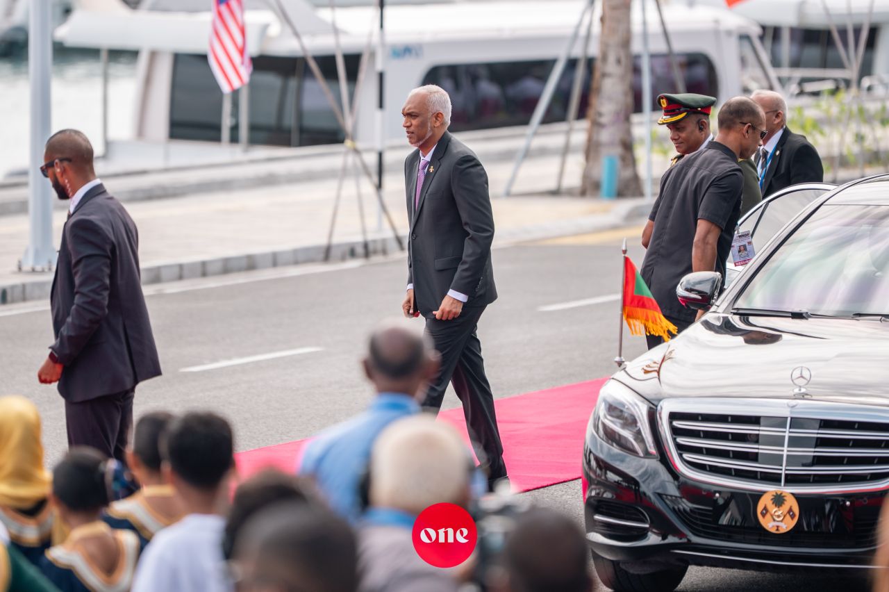 ވަން ފޮޓޯ: މެލޭޝިއާގެ ބޮޑުވަޒީރު އަންވަރު އިބްރާހީމަށް ރަސްމީގޮތުން މަރުހަބާ ދެންނެވުން