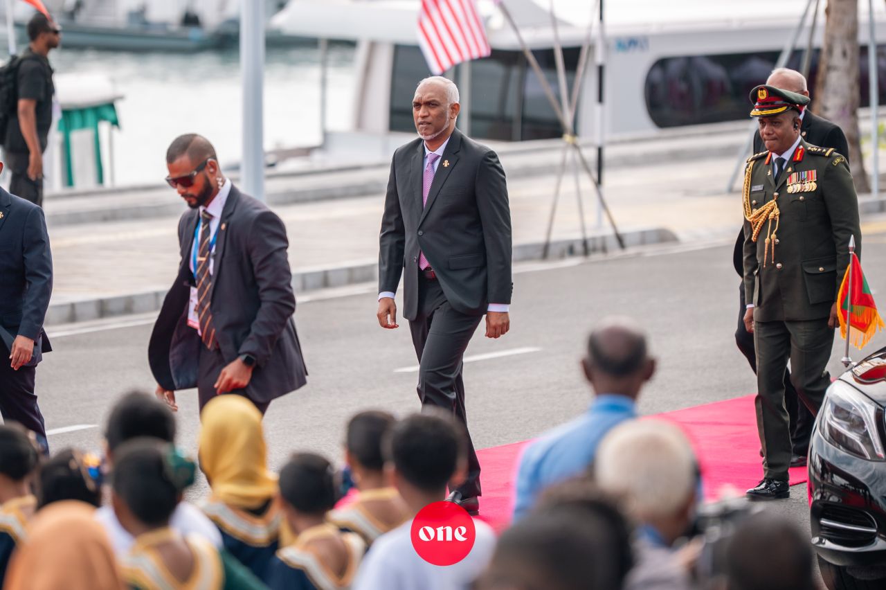 ވަން ފޮޓޯ: މެލޭޝިއާގެ ބޮޑުވަޒީރު އަންވަރު އިބްރާހީމަށް ރަސްމީގޮތުން މަރުހަބާ ދެންނެވުން