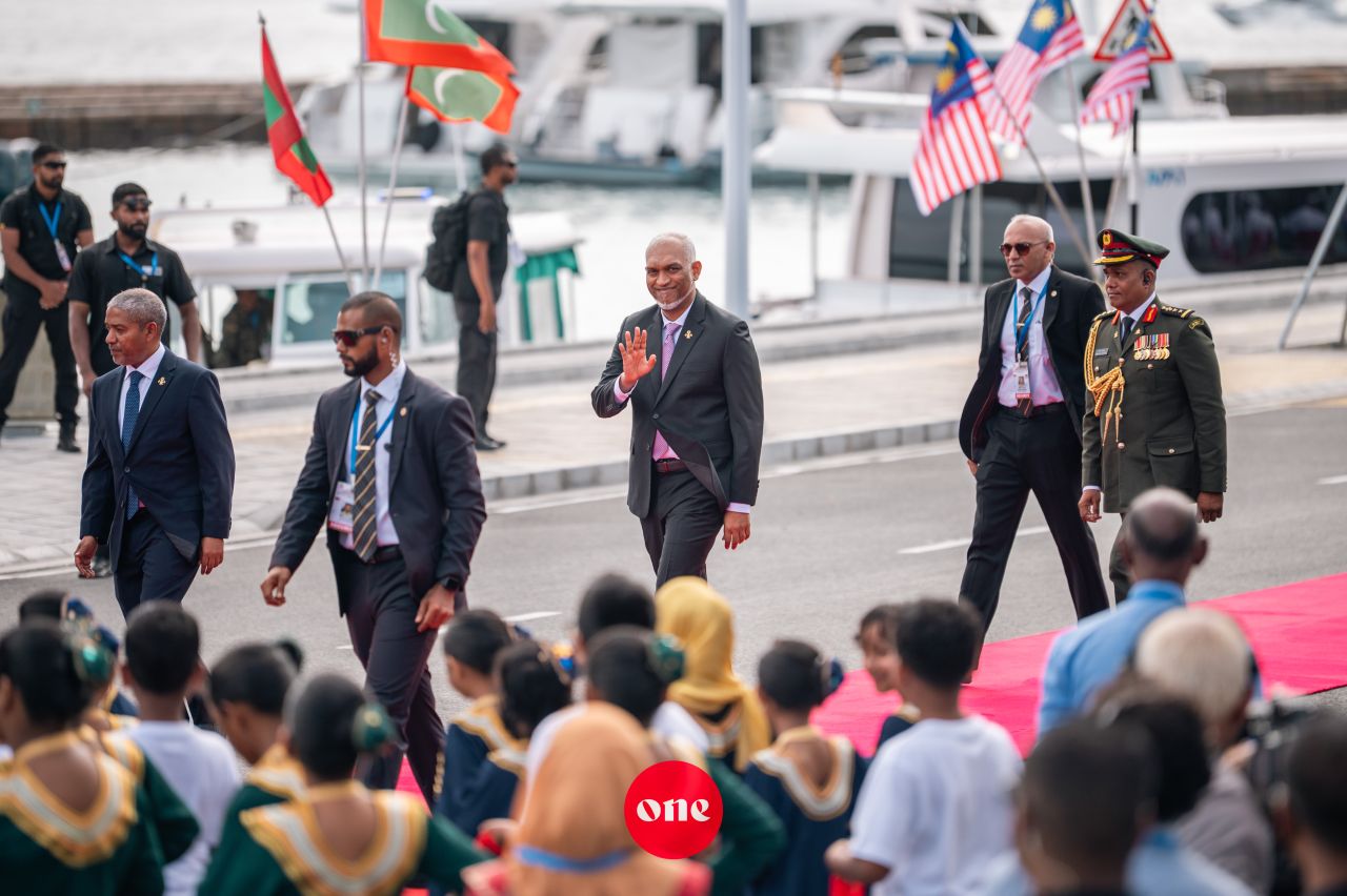ވަން ފޮޓޯ: މެލޭޝިއާގެ ބޮޑުވަޒީރު އަންވަރު އިބްރާހީމަށް ރަސްމީގޮތުން މަރުހަބާ ދެންނެވުން