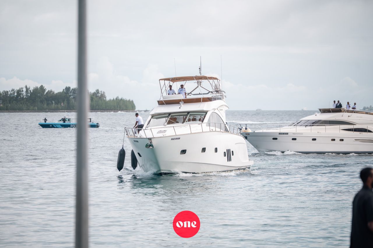 ވަން ފޮޓޯ: މެލޭޝިއާގެ ބޮޑުވަޒީރު އަންވަރު އިބްރާހީމަށް ރަސްމީގޮތުން މަރުހަބާ ދެންނެވުން