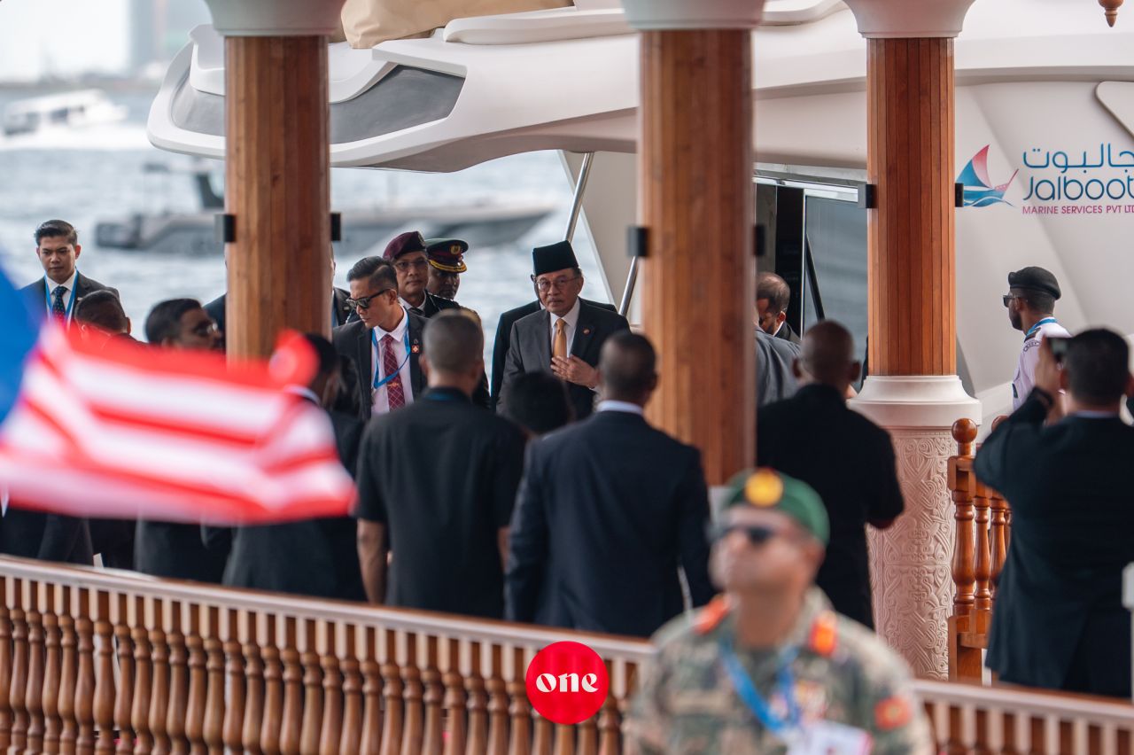 ވަން ފޮޓޯ: މެލޭޝިއާގެ ބޮޑުވަޒީރު އަންވަރު އިބްރާހީމަށް ރަސްމީގޮތުން މަރުހަބާ ދެންނެވުން