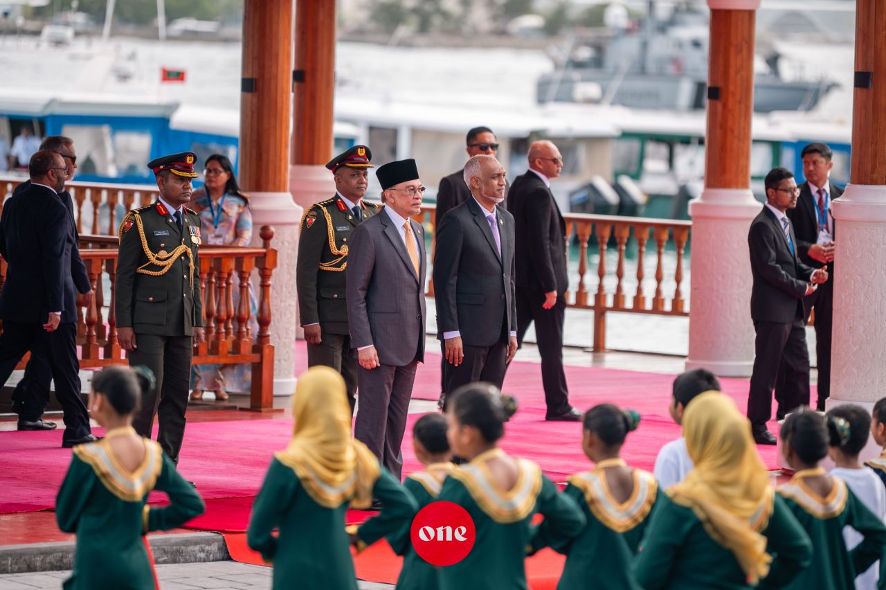 ވަން ފޮޓޯ: މެލޭޝިއާގެ ބޮޑުވަޒީރު އަންވަރު އިބްރާހީމަށް ރަސްމީގޮތުން މަރުހަބާ ދެންނެވުން