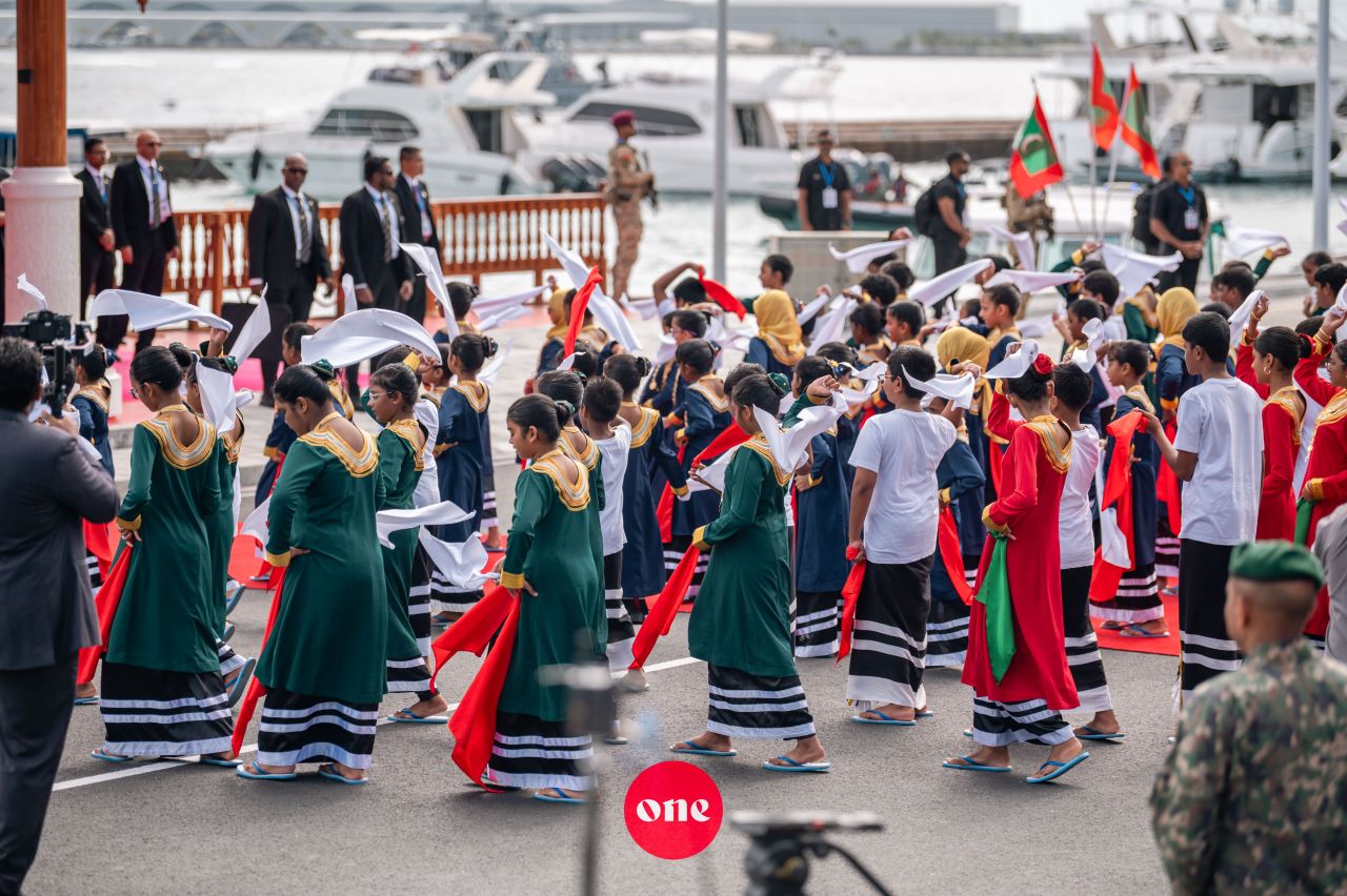 ވަން ފޮޓޯ: މެލޭޝިއާގެ ބޮޑުވަޒީރު އަންވަރު އިބްރާހީމަށް ރަސްމީގޮތުން މަރުހަބާ ދެންނެވުން