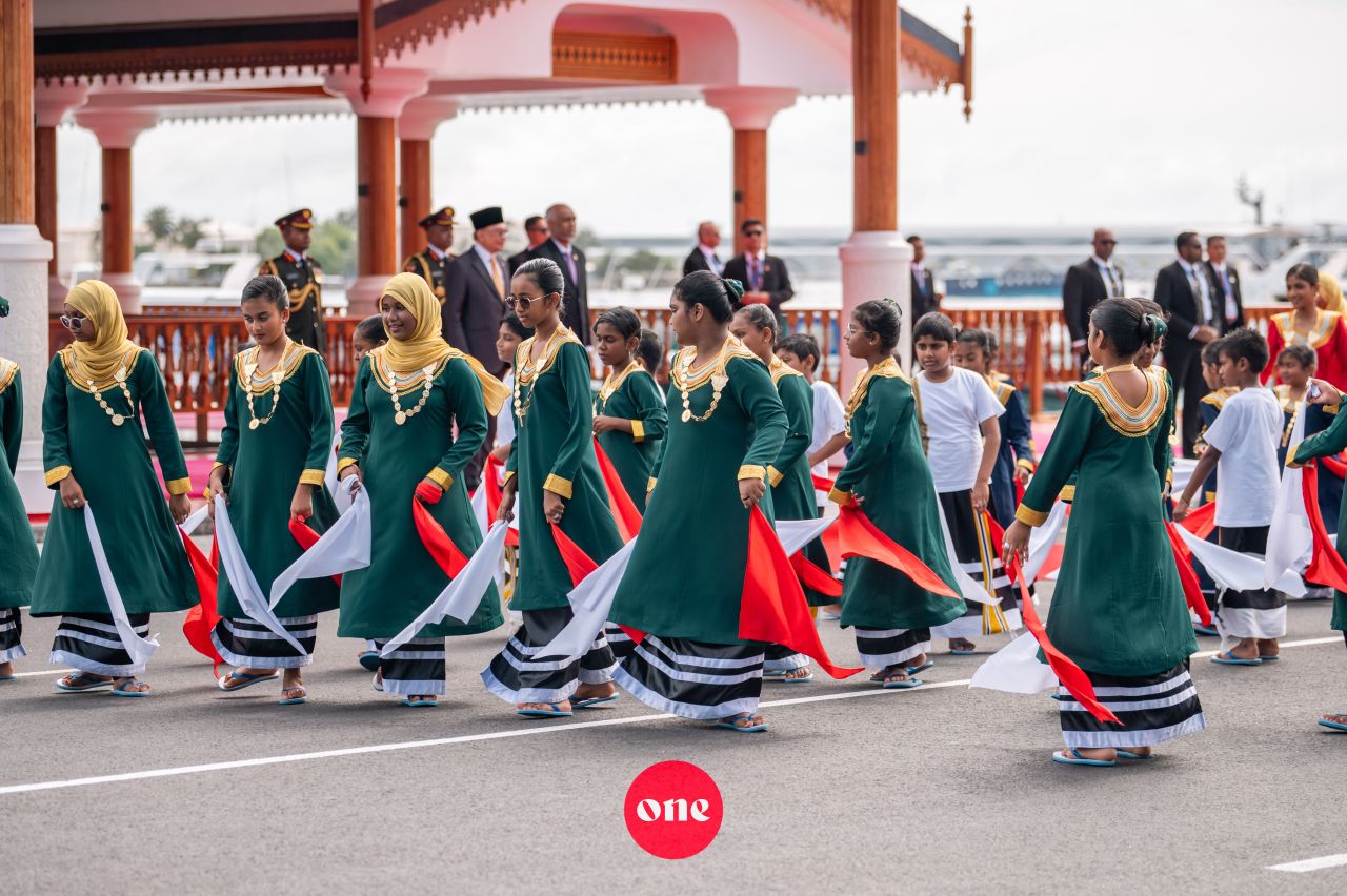 ވަން ފޮޓޯ: މެލޭޝިއާގެ ބޮޑުވަޒީރު އަންވަރު އިބްރާހީމަށް ރަސްމީގޮތުން މަރުހަބާ ދެންނެވުން