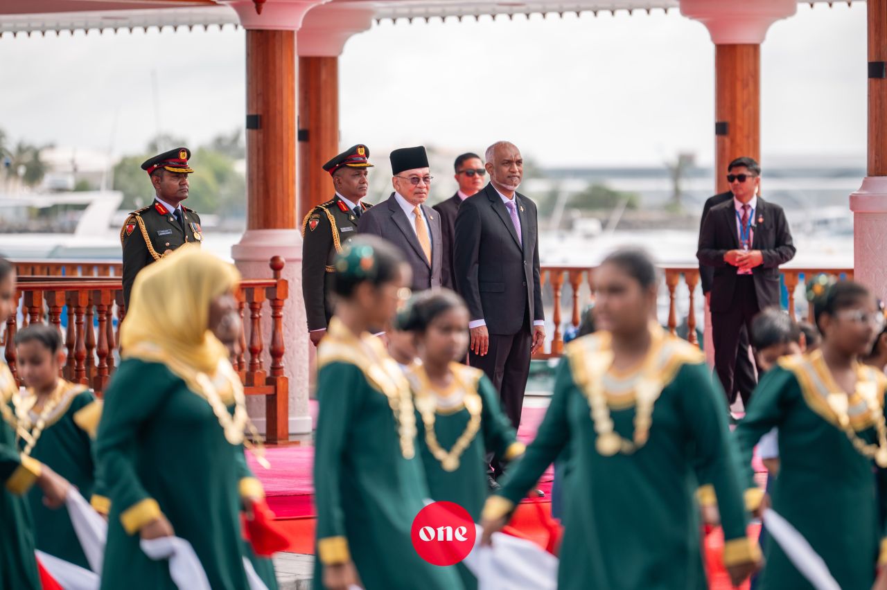 ވަން ފޮޓޯ: މެލޭޝިއާގެ ބޮޑުވަޒީރު އަންވަރު އިބްރާހީމަށް ރަސްމީގޮތުން މަރުހަބާ ދެންނެވުން