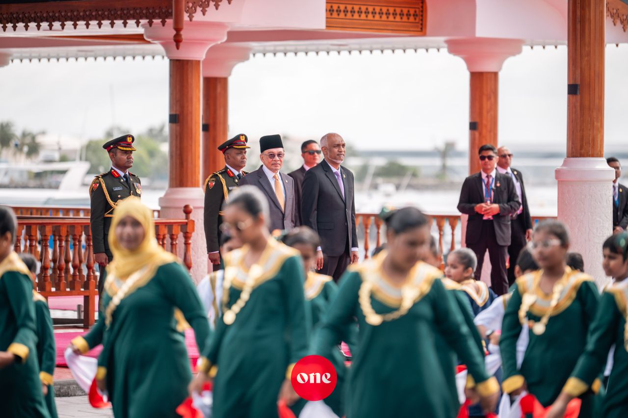 ވަން ފޮޓޯ: މެލޭޝިއާގެ ބޮޑުވަޒީރު އަންވަރު އިބްރާހީމަށް ރަސްމީގޮތުން މަރުހަބާ ދެންނެވުން