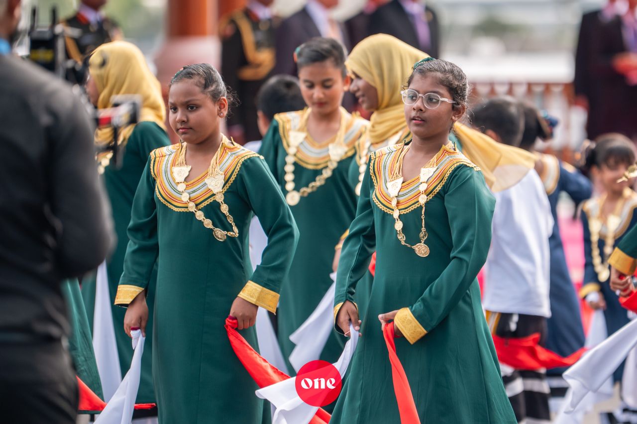 ވަން ފޮޓޯ: މެލޭޝިއާގެ ބޮޑުވަޒީރު އަންވަރު އިބްރާހީމަށް ރަސްމީގޮތުން މަރުހަބާ ދެންނެވުން