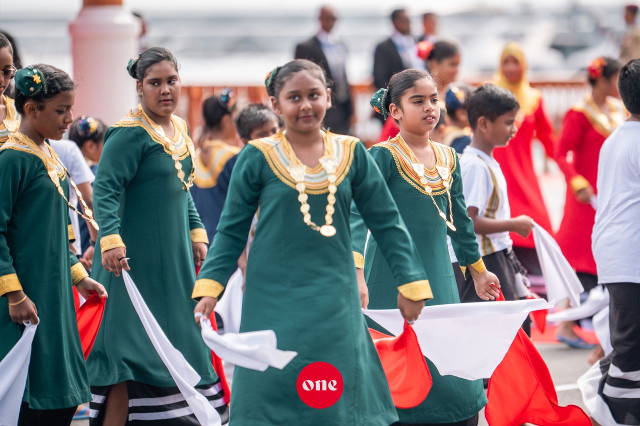 ވަން ފޮޓޯ: މެލޭޝިއާގެ ބޮޑުވަޒީރު އަންވަރު އިބްރާހީމަށް ރަސްމީގޮތުން މަރުހަބާ ދެންނެވުން