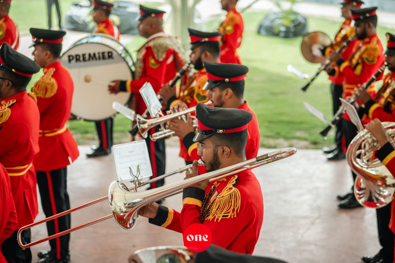 ވަން ފޮޓޯ: މެލޭޝިއާގެ ބޮޑުވަޒީރު އަންވަރު އިބްރާހީމަށް ރަސްމީގޮތުން މަރުހަބާ ދެންނެވުން