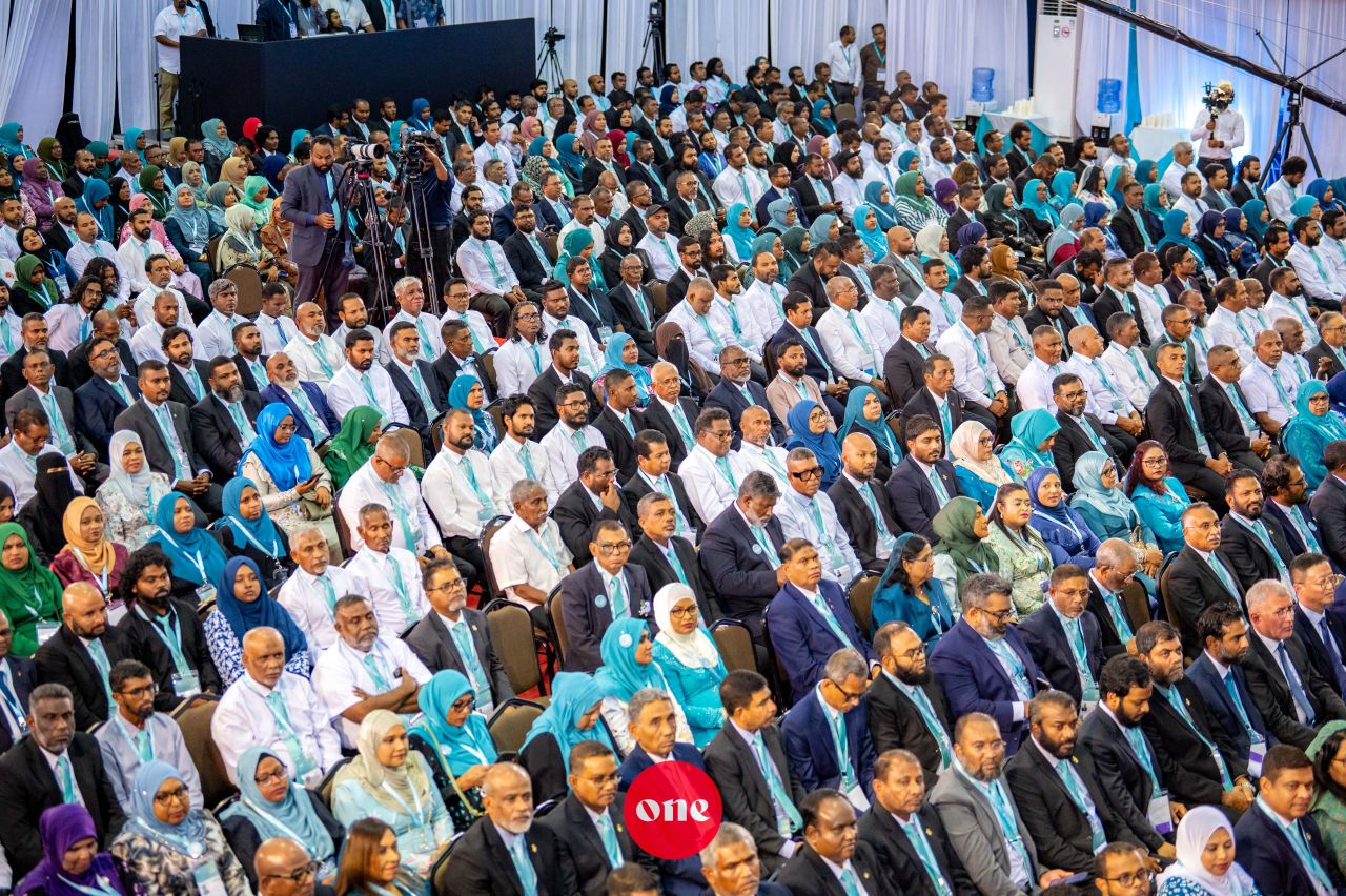 ވަން ފޮޓޯ: ޕީއެންސީގެ މަތީ މަޖިލިސް ރަސްމީކޮށް ފެށުމަށް ސޯޝަލް ސެންޓަރުގައި ބޭއްވި ޖަލްސާ