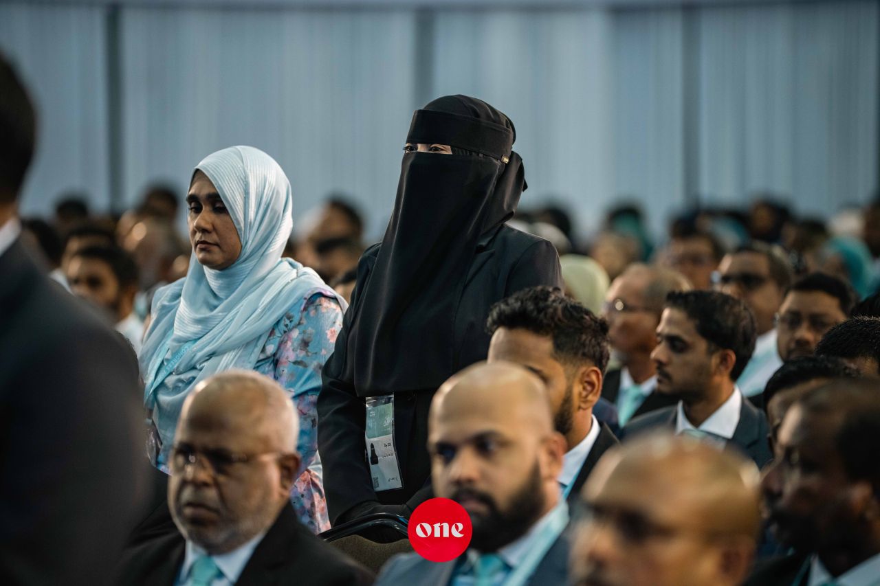 ވަން ފޮޓޯ: ޕީއެންސީގެ އަލަށް އެކުލަވާލެވުނު ގުނަވަންތަކުގެ ބޭފުޅުން މަގާމުގެ ހުވާކުރެއްވުން