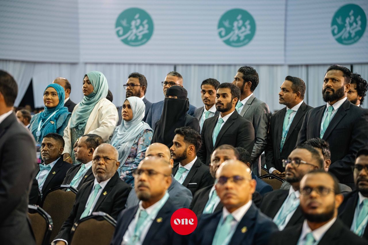 ވަން ފޮޓޯ: ޕީއެންސީގެ އަލަށް އެކުލަވާލެވުނު ގުނަވަންތަކުގެ ބޭފުޅުން މަގާމުގެ ހުވާކުރެއްވުން