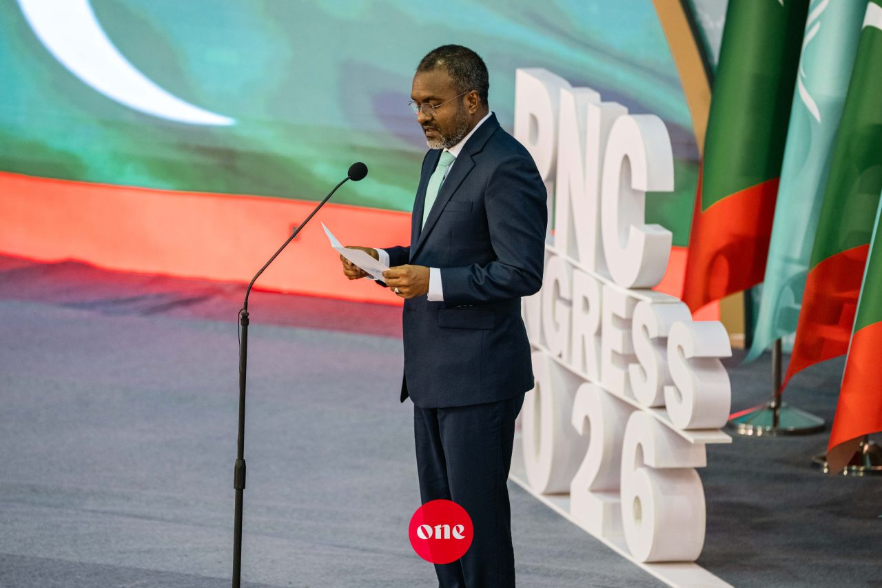 ވަން ފޮޓޯ: ޕީއެންސީގެ އަލަށް އެކުލަވާލެވުނު ގުނަވަންތަކުގެ ބޭފުޅުން މަގާމުގެ ހުވާކުރެއްވުން