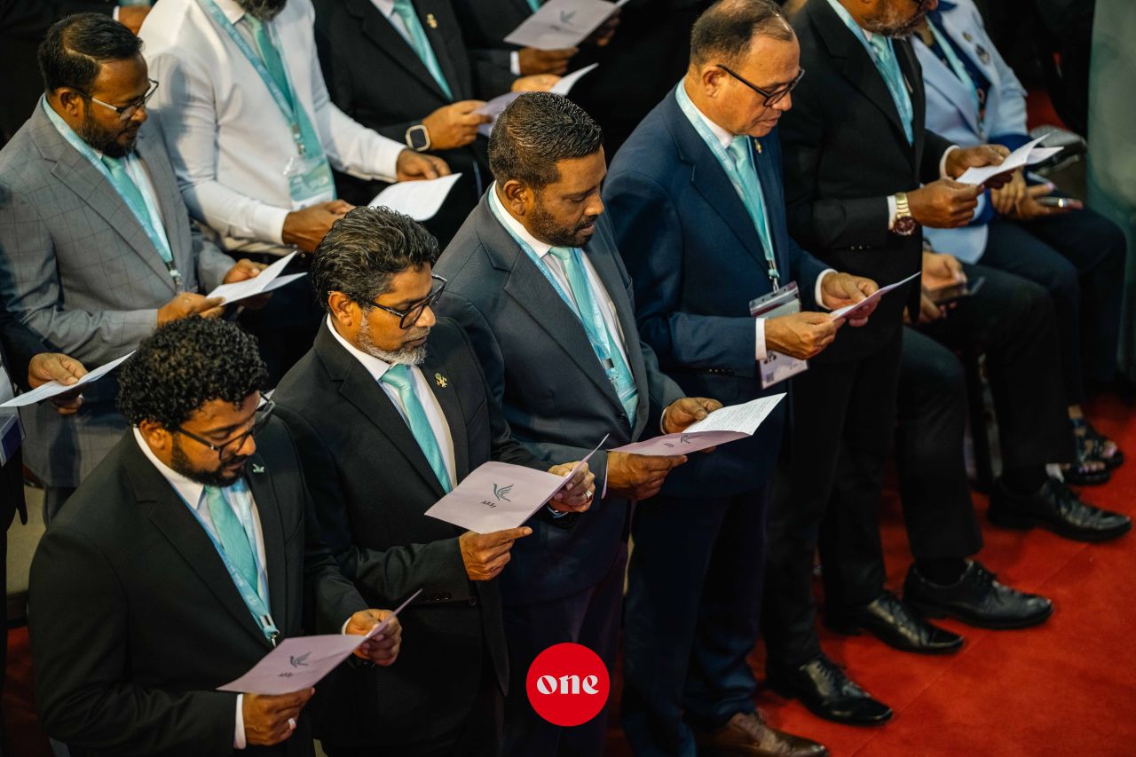 ވަން ފޮޓޯ: ޕީއެންސީގެ އަލަށް އެކުލަވާލެވުނު ގުނަވަންތަކުގެ ބޭފުޅުން މަގާމުގެ ހުވާކުރެއްވުން