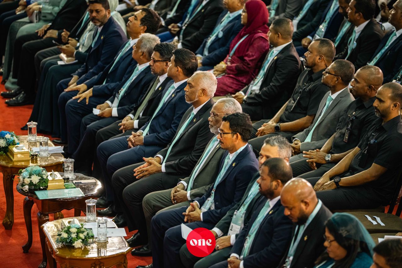 ވަން ފޮޓޯ: ޕީއެންސީގެ އަލަށް އެކުލަވާލެވުނު ގުނަވަންތަކުގެ ބޭފުޅުން މަގާމުގެ ހުވާކުރެއްވުން