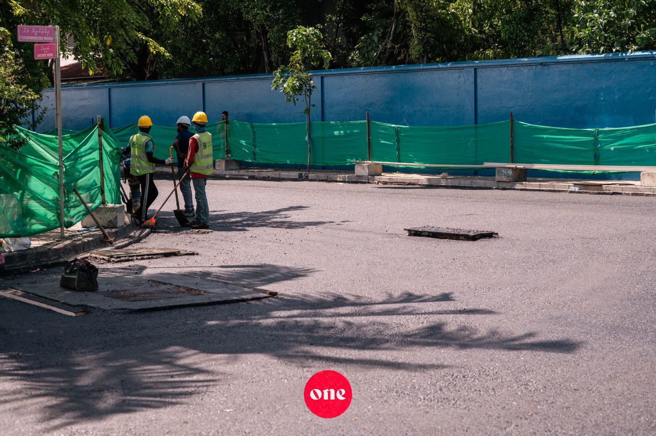 ވަން ފޮޓޯ: އަމީނީ މަގުގެ ފުރަތަމަ ސެގްމަންޓުގައި ތާރުއަޅަން ފެށުން 
