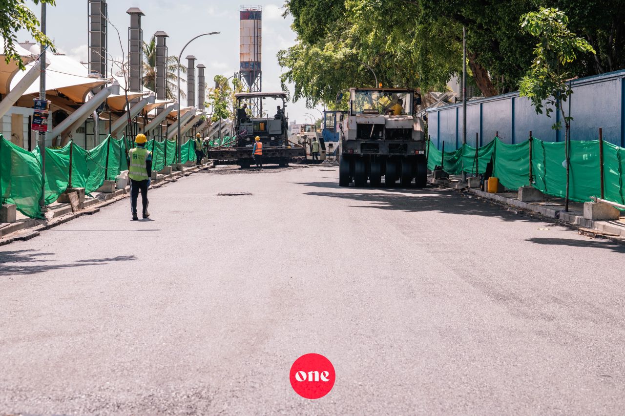 ވަން ފޮޓޯ: އަމީނީ މަގުގެ ފުރަތަމަ ސެގްމަންޓުގައި ތާރުއަޅަން ފެށުން 