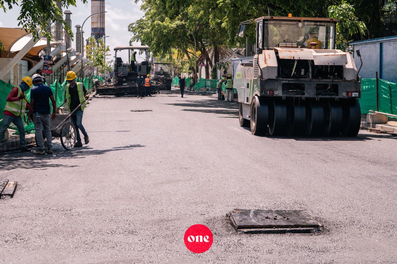 ވަން ފޮޓޯ: އަމީނީ މަގުގެ ފުރަތަމަ ސެގްމަންޓުގައި ތާރުއަޅަން ފެށުން 