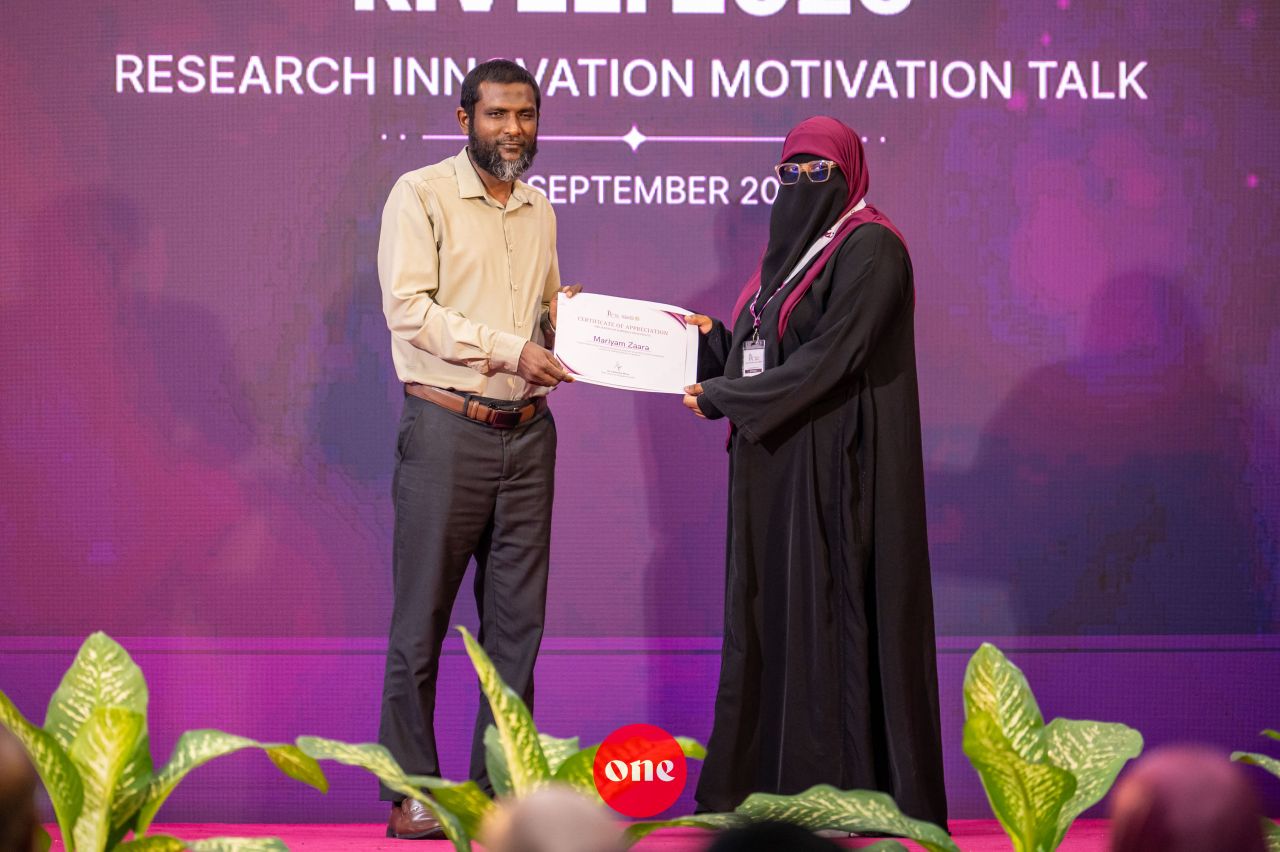ވަން ފޮޓޯ: އައިޔޫއެމްގެ ޕޯސްޓްގްރެޖުއޭޓް ދިރާސީ މުބާރާތް 