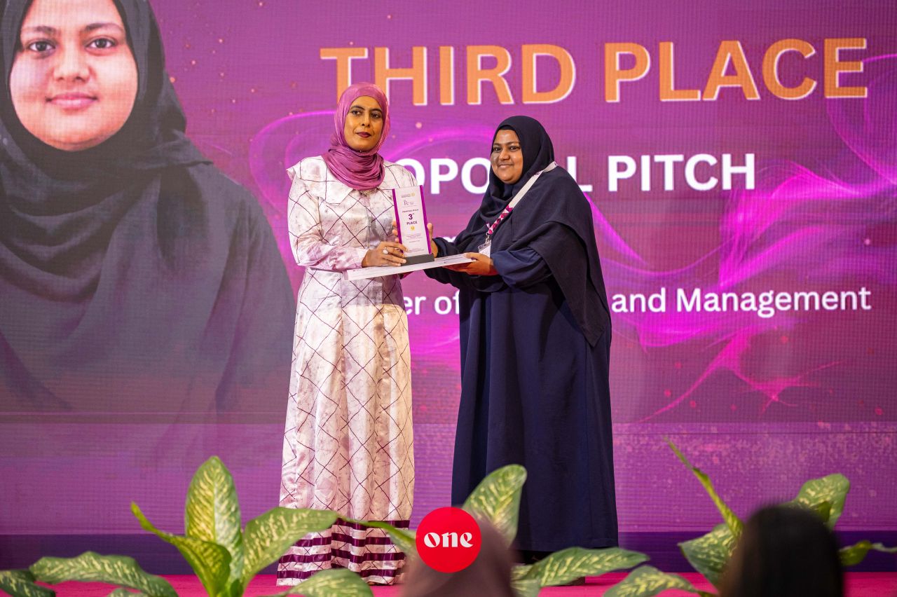 ވަން ފޮޓޯ: އައިޔޫއެމްގެ ޕޯސްޓްގްރެޖުއޭޓް ދިރާސީ މުބާރާތް 