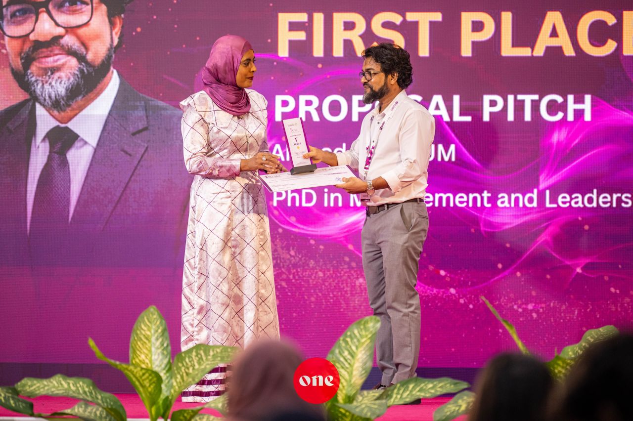 ވަން ފޮޓޯ: އައިޔޫއެމްގެ ޕޯސްޓްގްރެޖުއޭޓް ދިރާސީ މުބާރާތް 