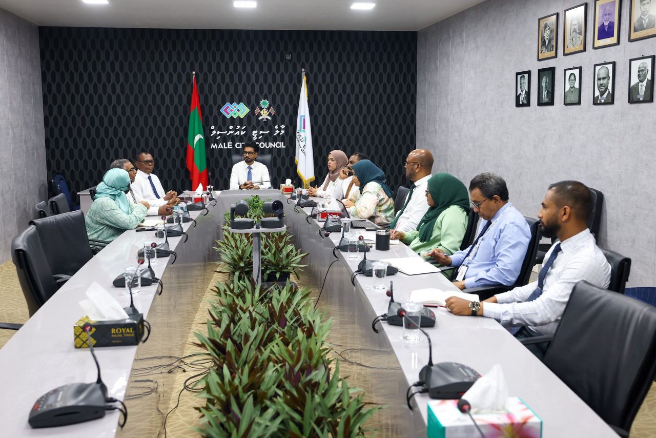 Male gai smoking kiosk tha behettumah mashvaraa kohfi