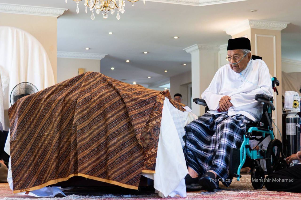 70 aharuvee lobeege safuhaa nimumakah: Mahathir ge anbikanbalun Siti Hasmah avahaaravejje