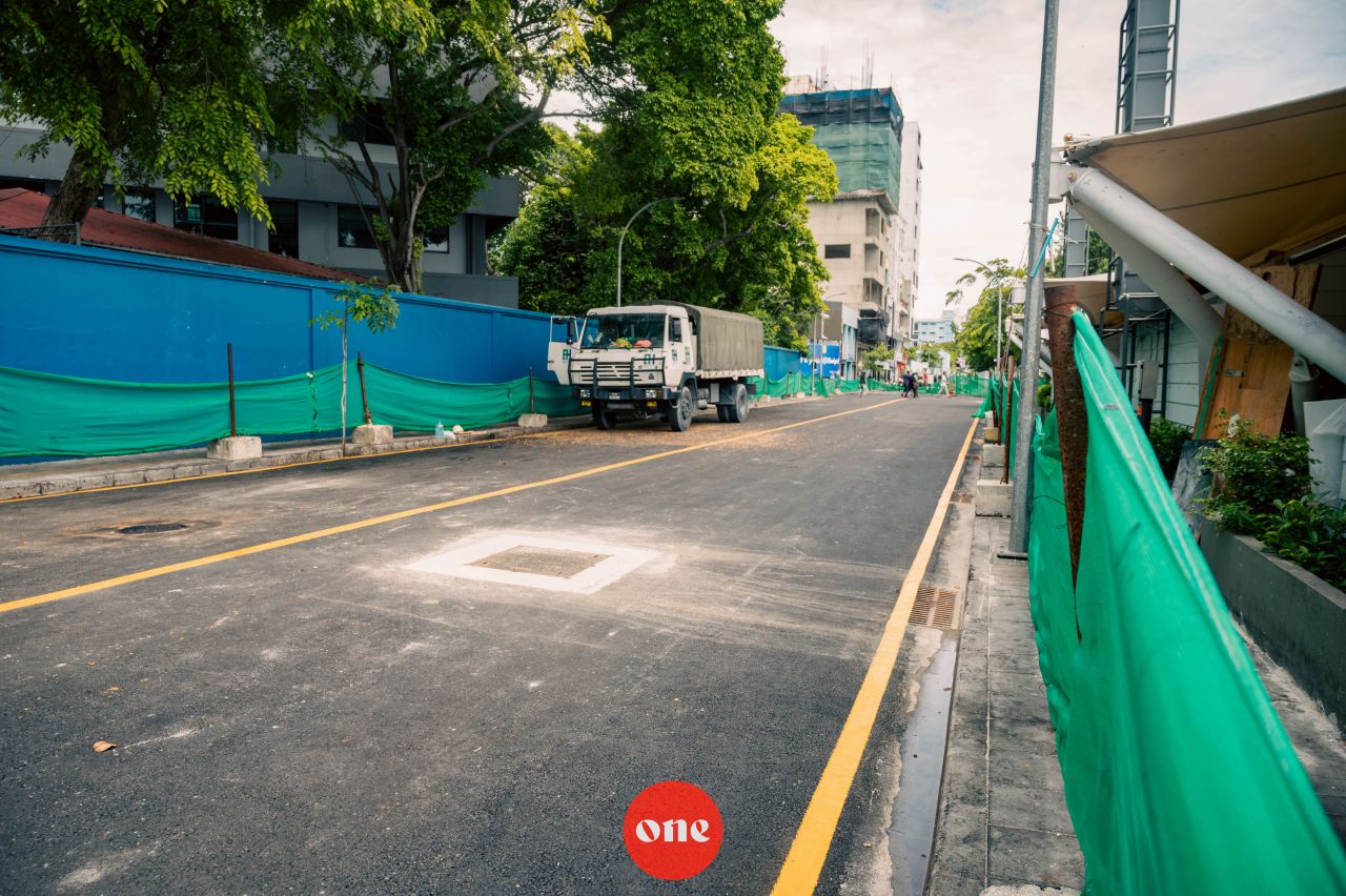 ވަން ފޮޓޯ: މާލޭގެ އަމީނީ މަގު މަރާމާތު ކުރުމުގެ މަޝްރޫއުގެ ދަށުން ތާރުއަޅައި ނިންމާފައި
