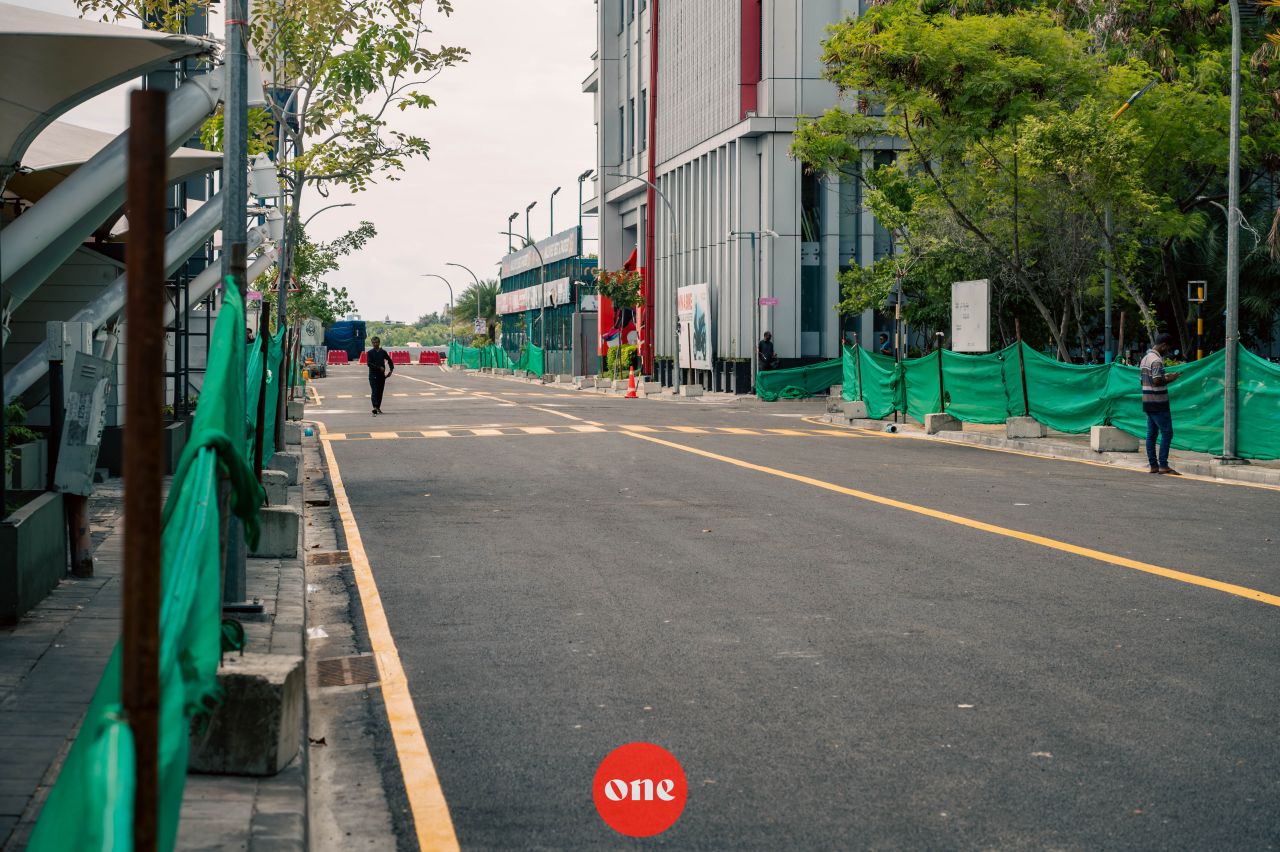ވަން ފޮޓޯ: މާލޭގެ އަމީނީ މަގު މަރާމާތު ކުރުމުގެ މަޝްރޫއުގެ ދަށުން ތާރުއަޅައި ނިންމާފައި