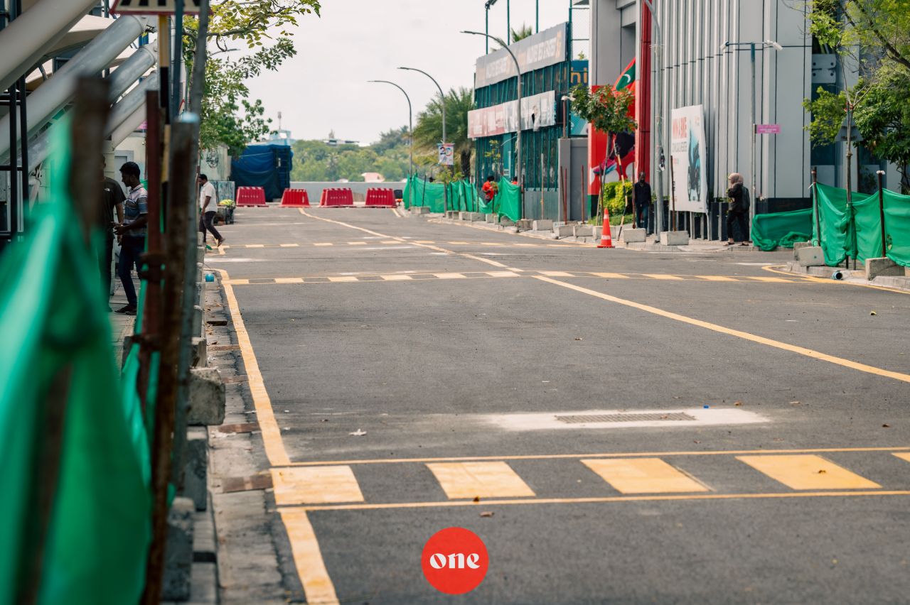ވަން ފޮޓޯ: މާލޭގެ އަމީނީ މަގު މަރާމާތު ކުރުމުގެ މަޝްރޫއުގެ ދަށުން ތާރުއަޅައި ނިންމާފައި