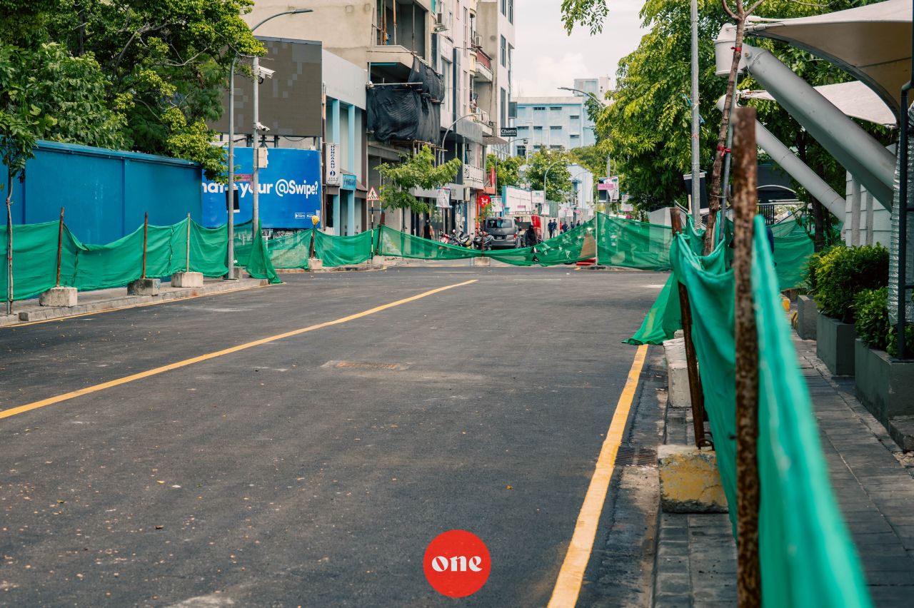 ވަން ފޮޓޯ: މާލޭގެ އަމީނީ މަގު މަރާމާތު ކުރުމުގެ މަޝްރޫއުގެ ދަށުން ތާރުއަޅައި ނިންމާފައި