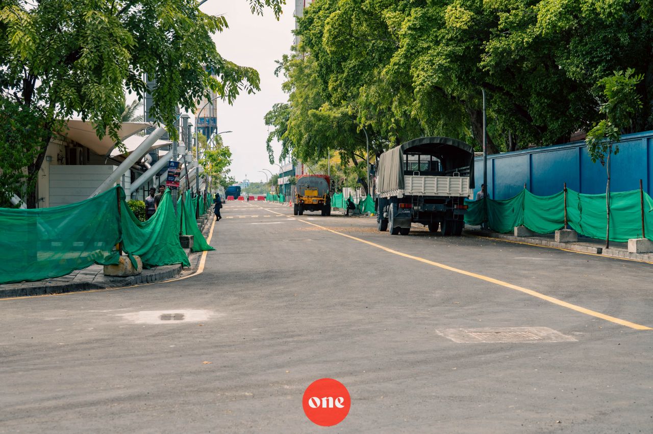 ވަން ފޮޓޯ: މާލޭގެ އަމީނީ މަގު މަރާމާތު ކުރުމުގެ މަޝްރޫއުގެ ދަށުން ތާރުއަޅައި ނިންމާފައި
