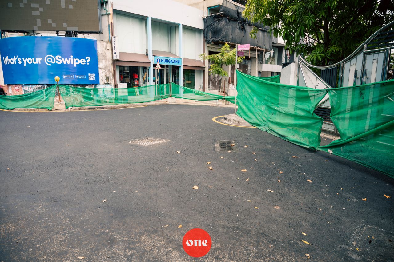 ވަން ފޮޓޯ: މާލޭގެ އަމީނީ މަގު މަރާމާތު ކުރުމުގެ މަޝްރޫއުގެ ދަށުން ތާރުއަޅައި ނިންމާފައި