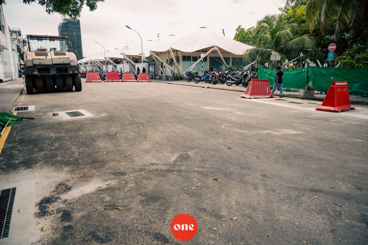 ވަން ފޮޓޯ: މާލޭގެ އަމީނީ މަގު މަރާމާތު ކުރުމުގެ މަޝްރޫއުގެ ދަށުން ތާރުއަޅައި ނިންމާފައި